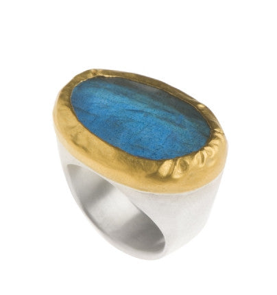 <P dir=ltr class=Body>Extra Large Oval Labradorite ring wrapped with 24K Gold on a&nbsp;Sterling Silver Band Stone size: Width 20mm Hight 18mm Labradorite may vary in size and color </P>