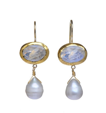 <P dir=ltr class=Body>Earrings of Oval Moonstone wrapped with 24K Gold and a Dangling White Pearl Hang 35mm Width 14mm</P>