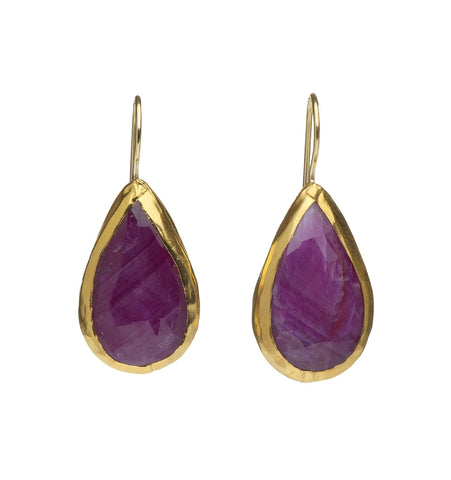 <P dir=ltr class=Body>Earrings of Large Heart-shaped Ruby (Corundum)&nbsp;wrapped with 24K Gold Hang 33mm Width 18mm</P> <P dir=ltr class=Body>Color and size of Ruby may vary!</P>