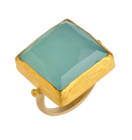 <P dir=ltr class=Body>Gold Large sqaure Blue Chalcedony ring wrapped with 24k gold </P> <P dir=ltr class=Body>Measurments of stone is&nbsp;20 x 20mm </P>