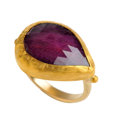 <P dir=ltr class=Body>Gold Teardrop Ruby Ring wrapped with 24k gold </P> <P dir=ltr class=Body>Measurments of stone is 25 x 20mm </P>