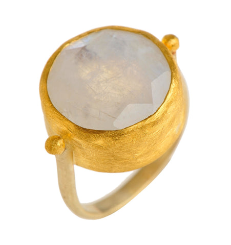 <P class=Body dir=ltr>Gold round Moonstone Ring wrapped with 24k Gold </P> <P class=Body dir=ltr>Measurments of stone is&nbsp;16 x 16mm Available any size! </P>