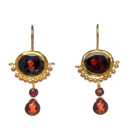 <P dir=ltr class=Body>Oval Garnet Earrings wrapped with 24K Gold and a drop of Garnet Hang 33mm Width 15mm</P>